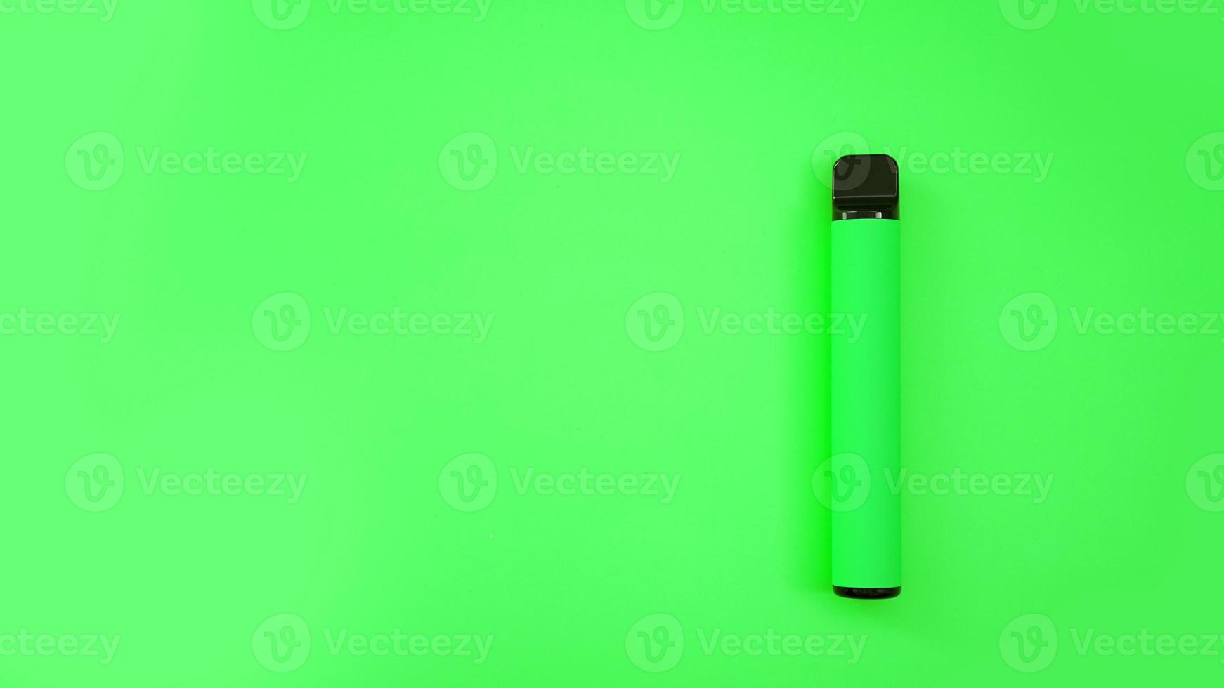 grön engångs elektronisk cigarett på ljus bakgrund foto