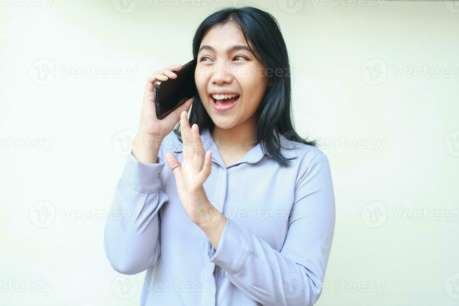 upphetsad asiatisk ung företag kvinna tala på mobil telefon med höjning öppen handflatan säga Hej, sluta tecken och välkomnande gest, leende kvinna ha på sig formell skjorta isolerat i vit bakgrund foto