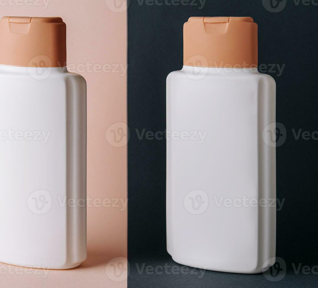 två kosmetisk flaskor på annorlunda bakgrunder foto