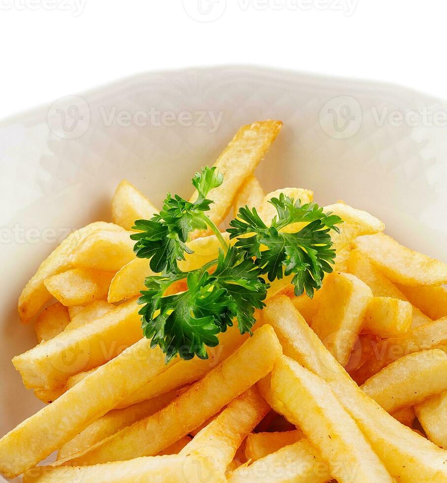 gott friterad potatis franska frites på vit tallrik foto