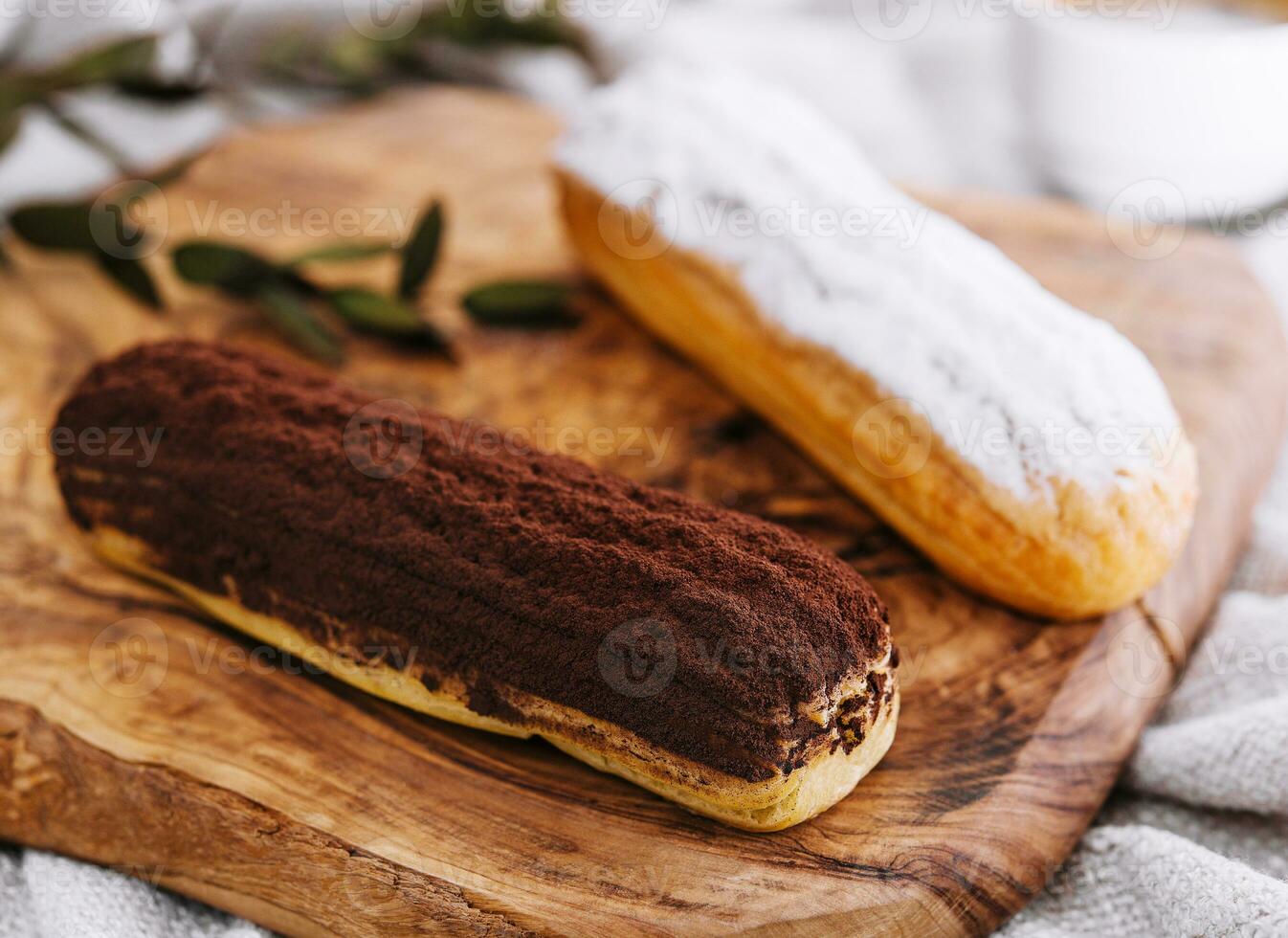 gott efterrätt, två eclairs med vanilj och choklad grädde om foto