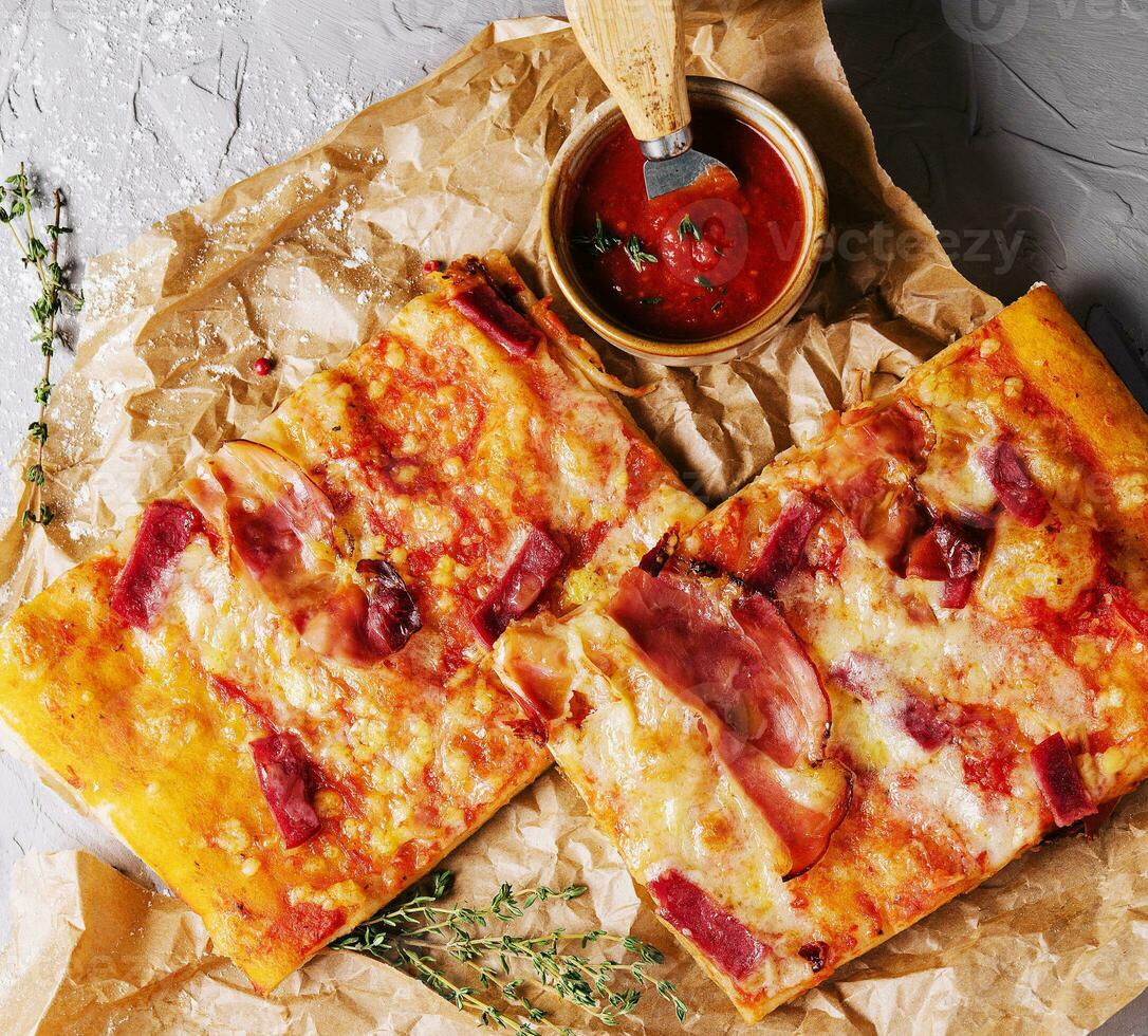 färsk bakning hemlagad pizza napolitana med skinka foto