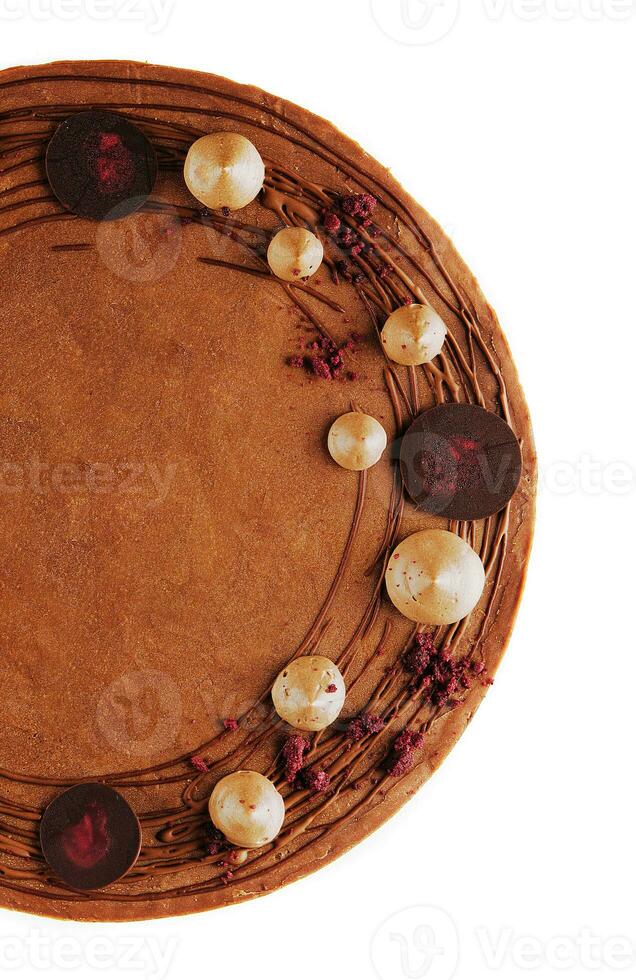 utsökt franska choklad kaka isolerat på vit foto