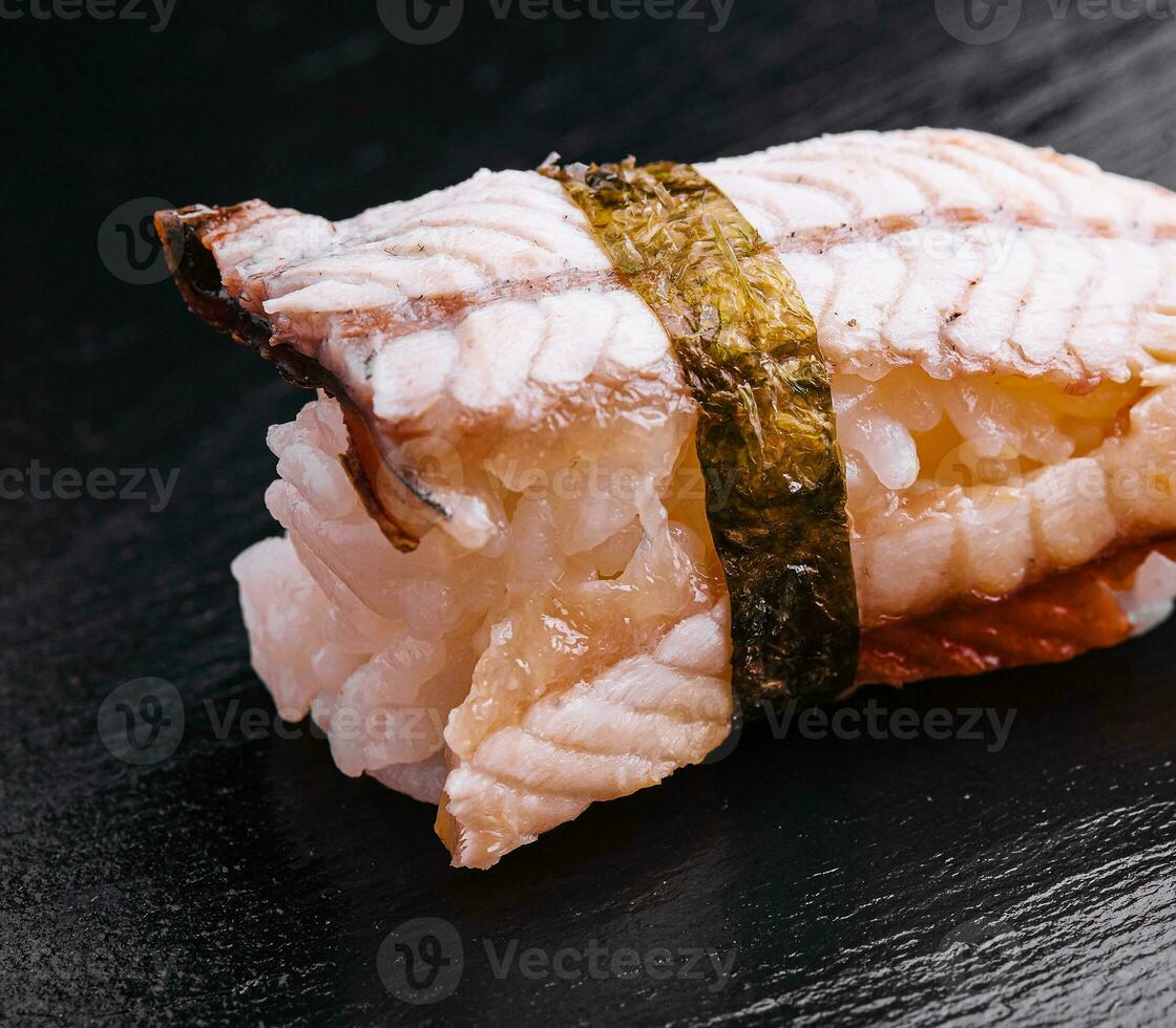 ål sushi på svart trä- styrelse foto