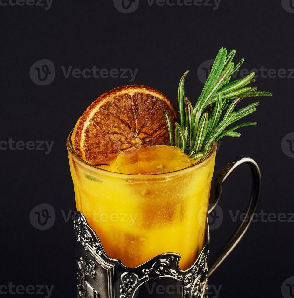 kall säsong dryck - orange och rosmarin cocktail foto