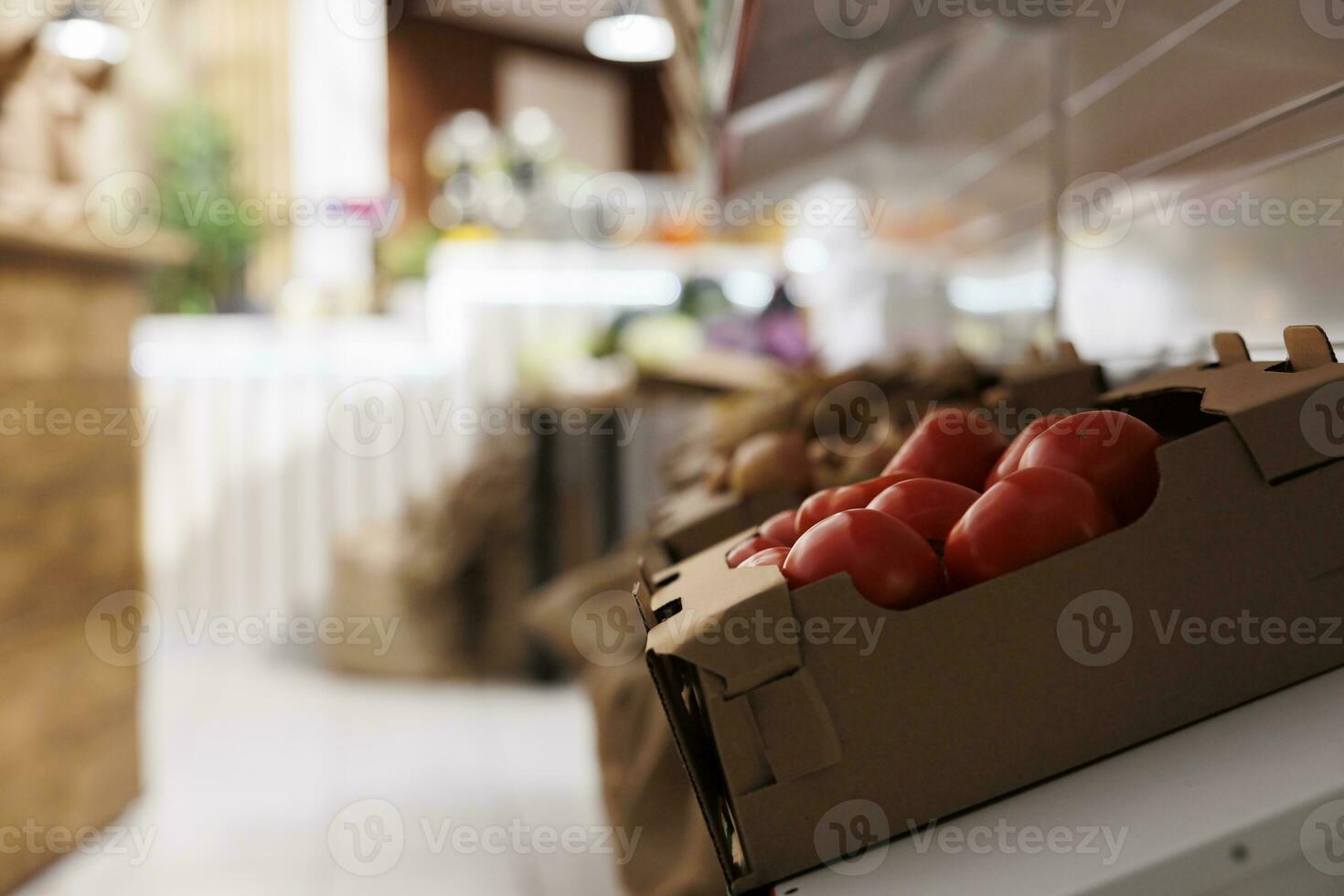 lokal- kommer från producera på hyllor i noll avfall marknadsföra. bio och näringsrik grönsaker vuxen organiskt redo till vara såld till friska levande klienter i miljövänligt mat affär foto