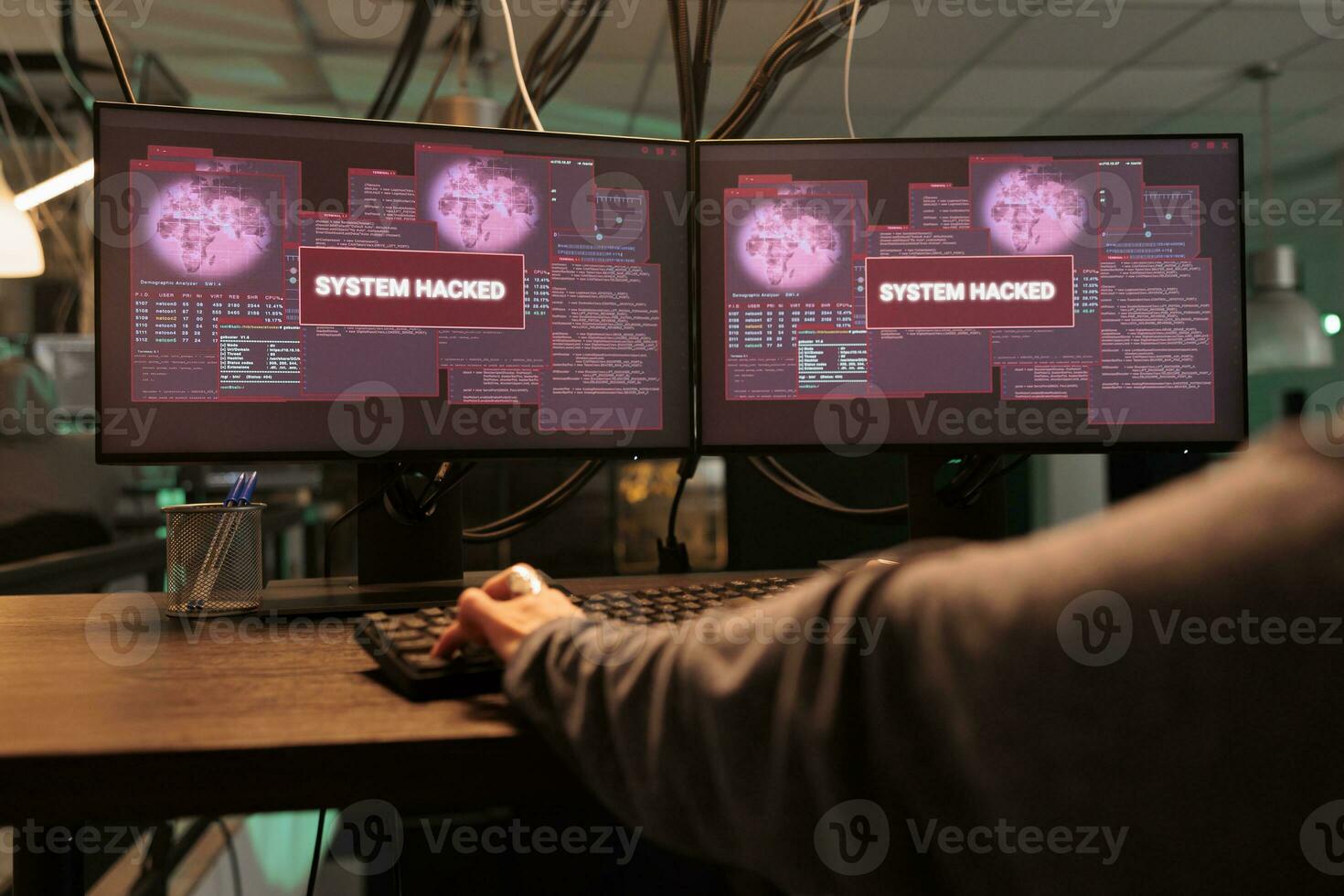 kvinna hacker ärm dataintrång Lösenord, kodning virus program, skriver på tangentbord. Cyber brott, bedragare hand programmering illvillig programvara, brytning in i dator systemet, skrivning skadlig programvara. foto