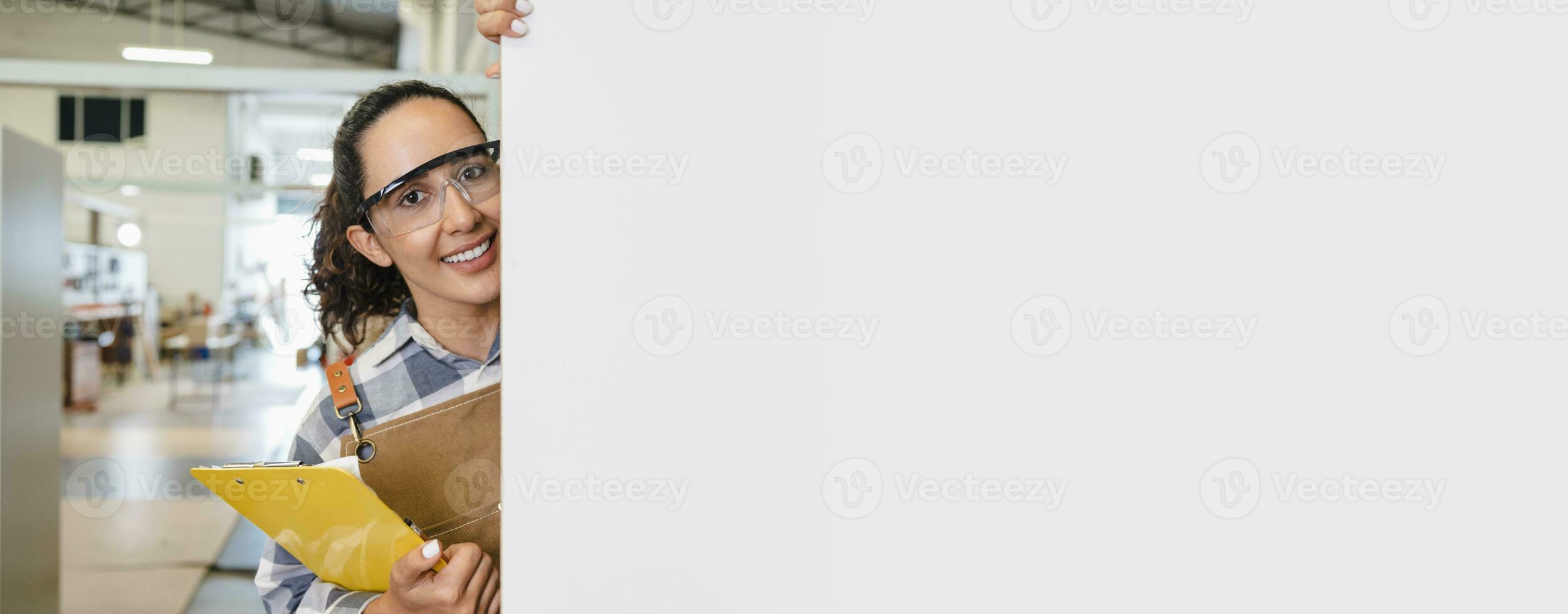 Lycklig söt härlig kvinnor hantverk arbetstagare snickare snickare lady leende med vit Plats för möte annonser baner bakgrund foto