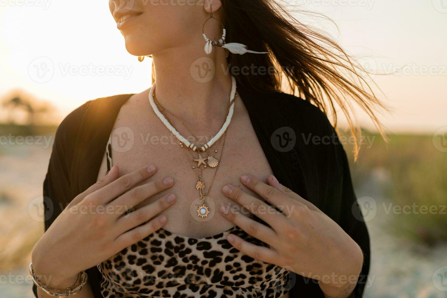 stänga upp Foto av eleganta kvinna bär tropisk boho tillbehör.