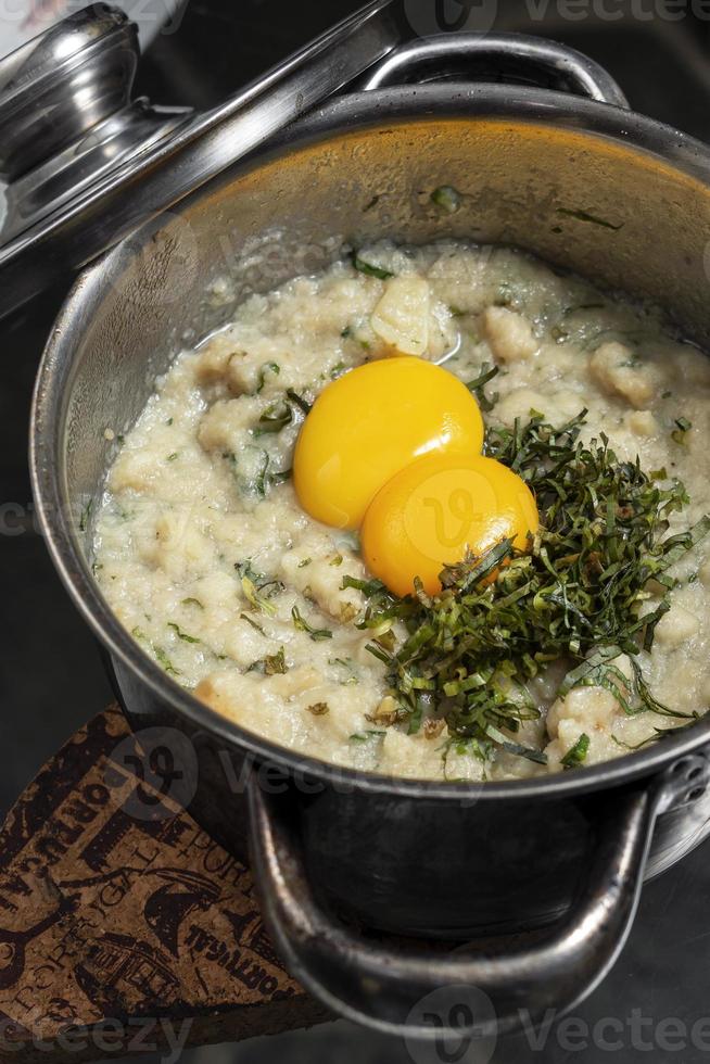 acorda de marisco portugisiska traditionella skaldjur bröd och ägg rustik gryta soppa foto