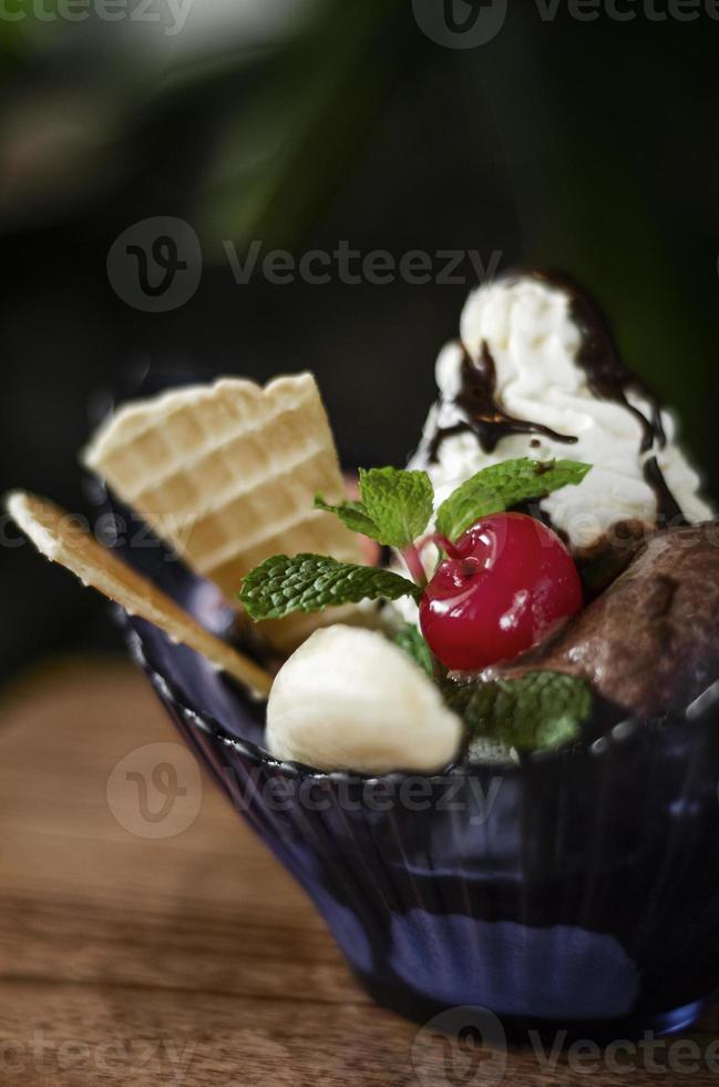 gourmet ekologisk choklad och jordgubbsglass sundae dessert med körsbär och banan foto