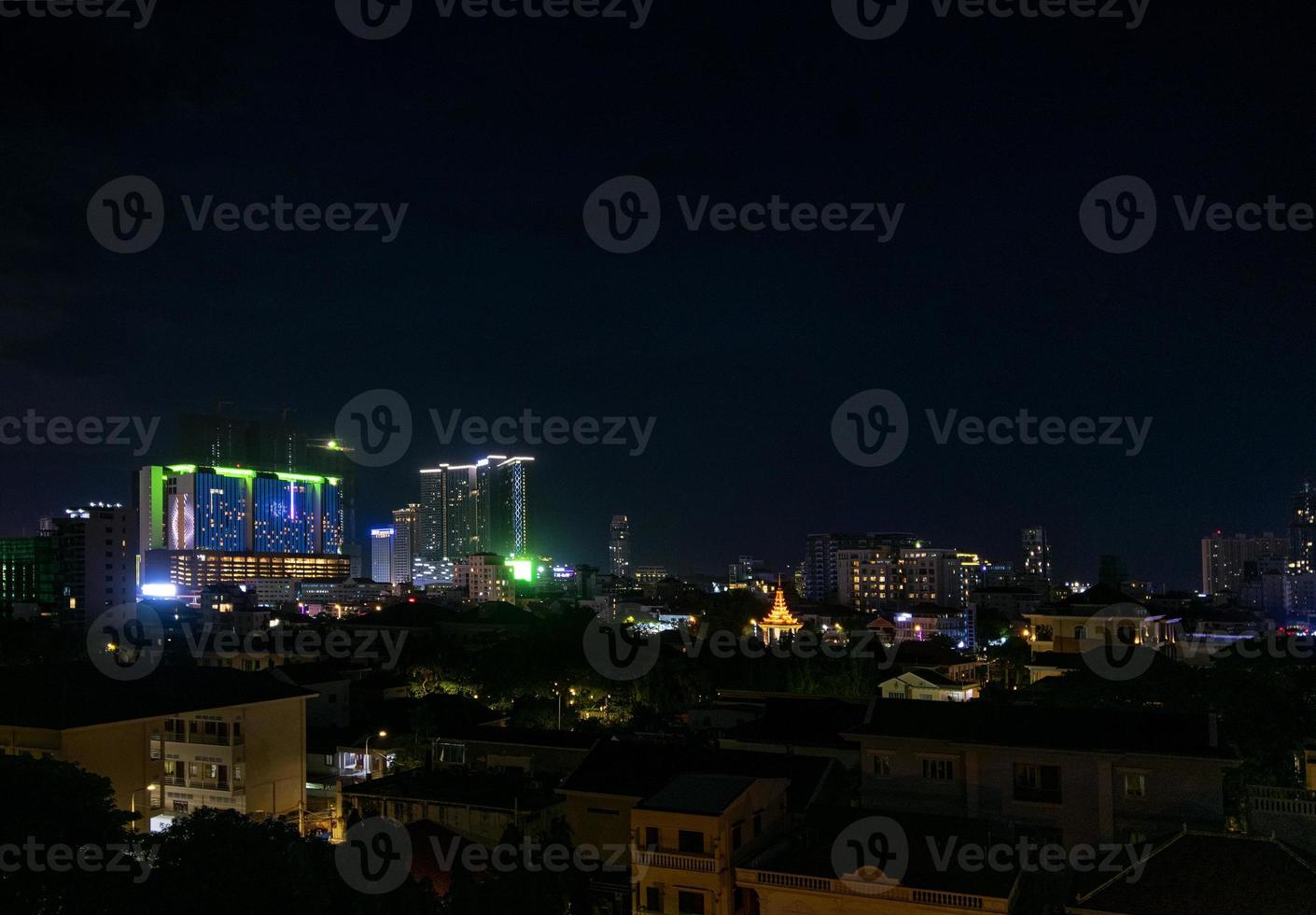 centrala centrala Phnom Penh stad nattvy i Kambodja med Naga World Casino komplex och Koh Pich Diamond Island skyline foto