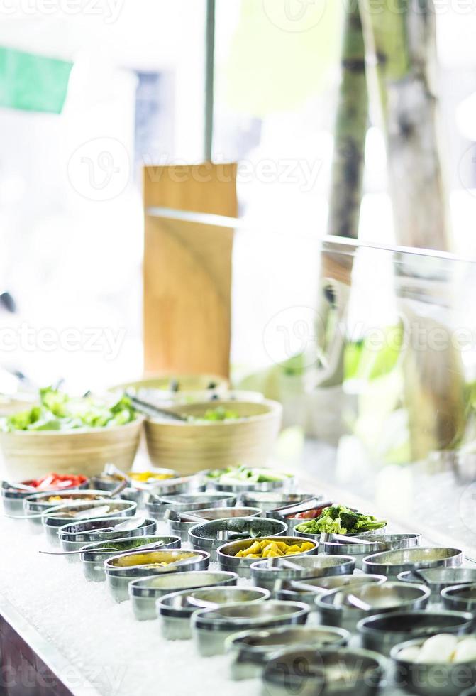 skålar med blandade färska ekologiska röda paprikor och grönsaker i modern salladsbar foto