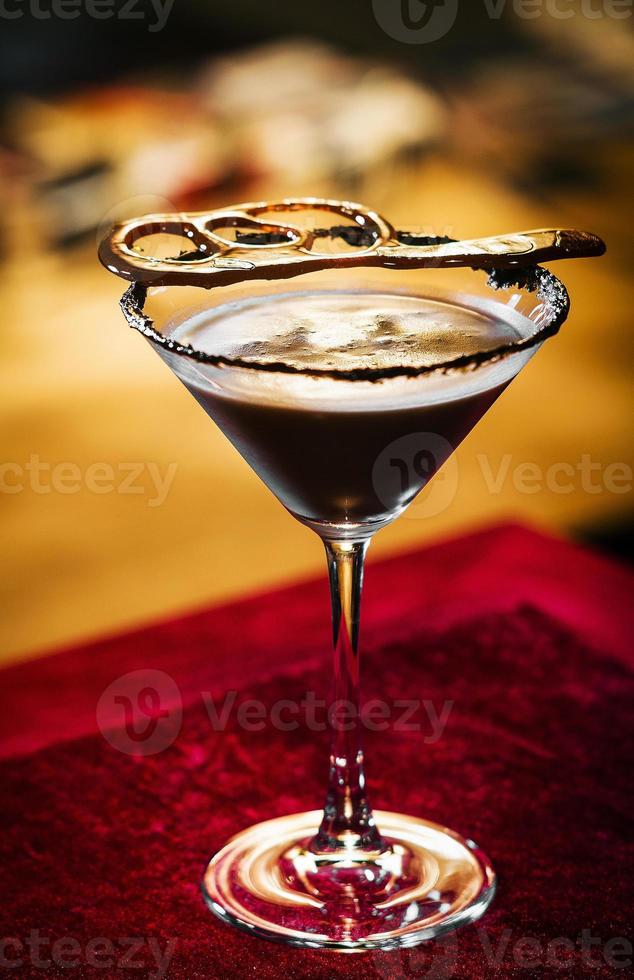 chokladkaramellgrädde martini blandat cocktailglas inuti mysig bar foto