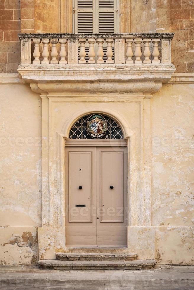 traditionell hemdörrarkitekturdetalj i mdina gamla stan i rabat malta foto