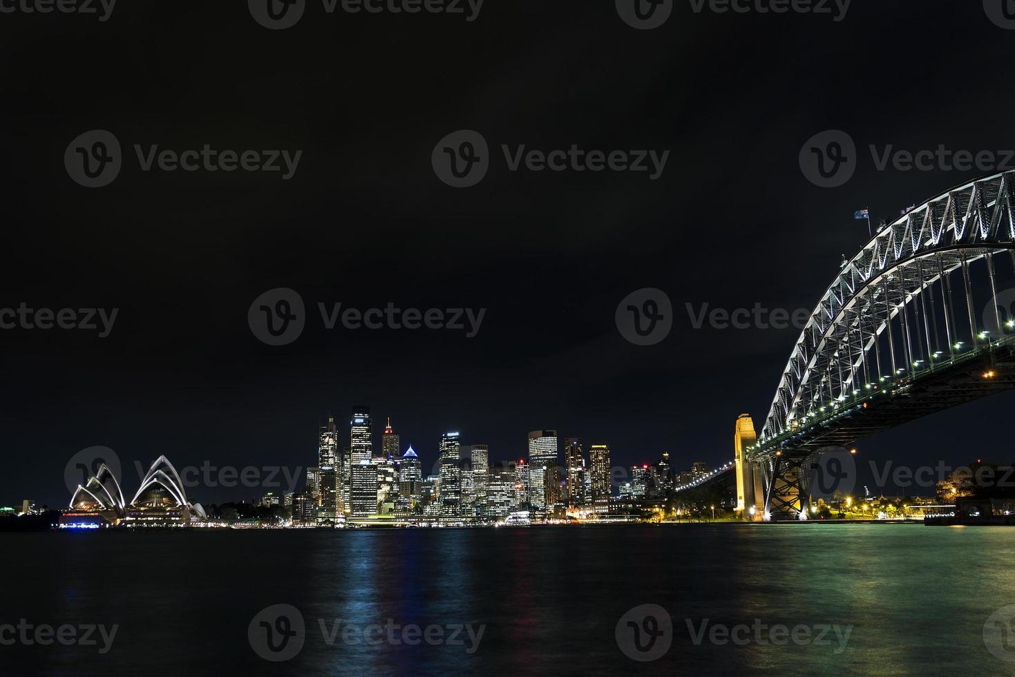 utsikt över centrala Sydney stads hamnområde i Australien på natten foto