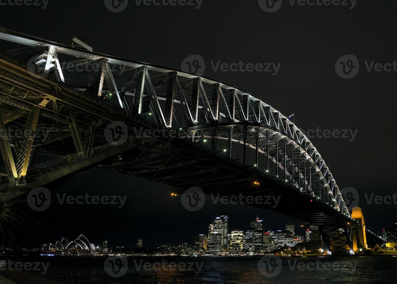 utsikt över centrala Sydney stads hamnområde i Australien på natten foto