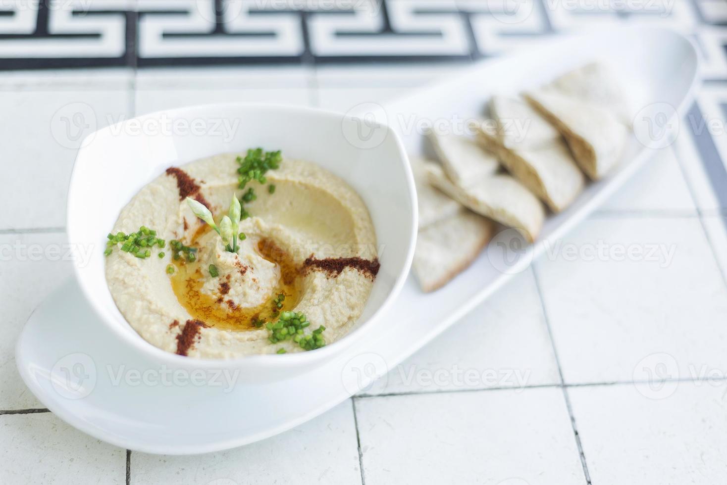 hummus houmous Mellanöstern vegetarisk kikärtsdipp berömt mellanmål foto