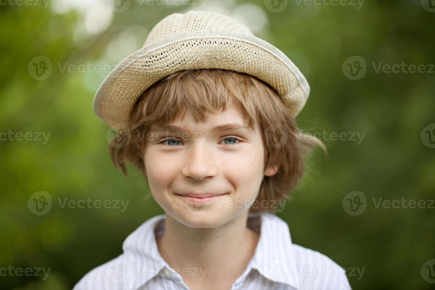 pojke i den randiga skjortan vävd hatt foto