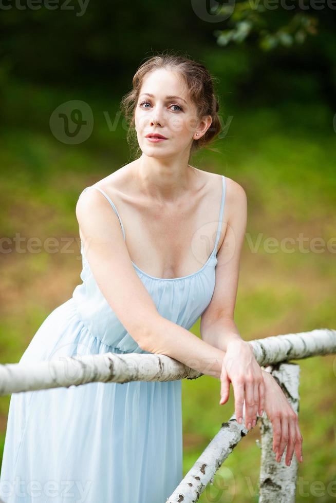 vacker ung kvinna i en klänning foto