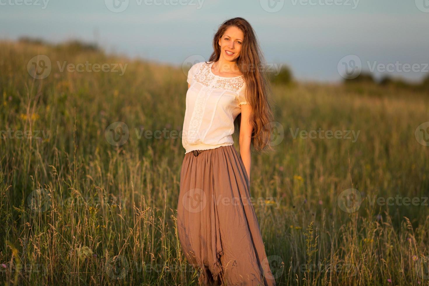 vacker långhårig kvinna i kjol och vit blus foto