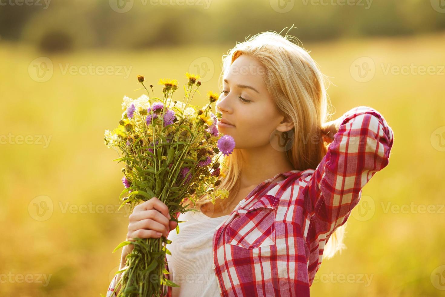 glad vacker tjej med en bukett blommor foto