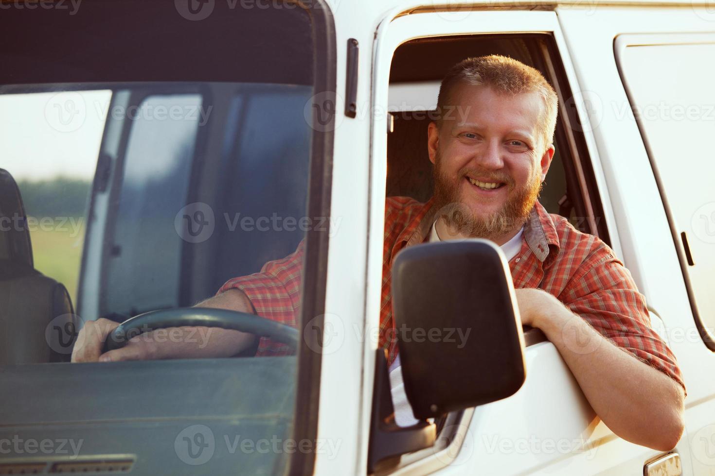 glad förare vid ratten i sin bil foto