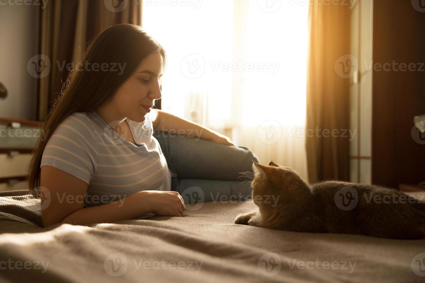 flickan ligger med din katt foto