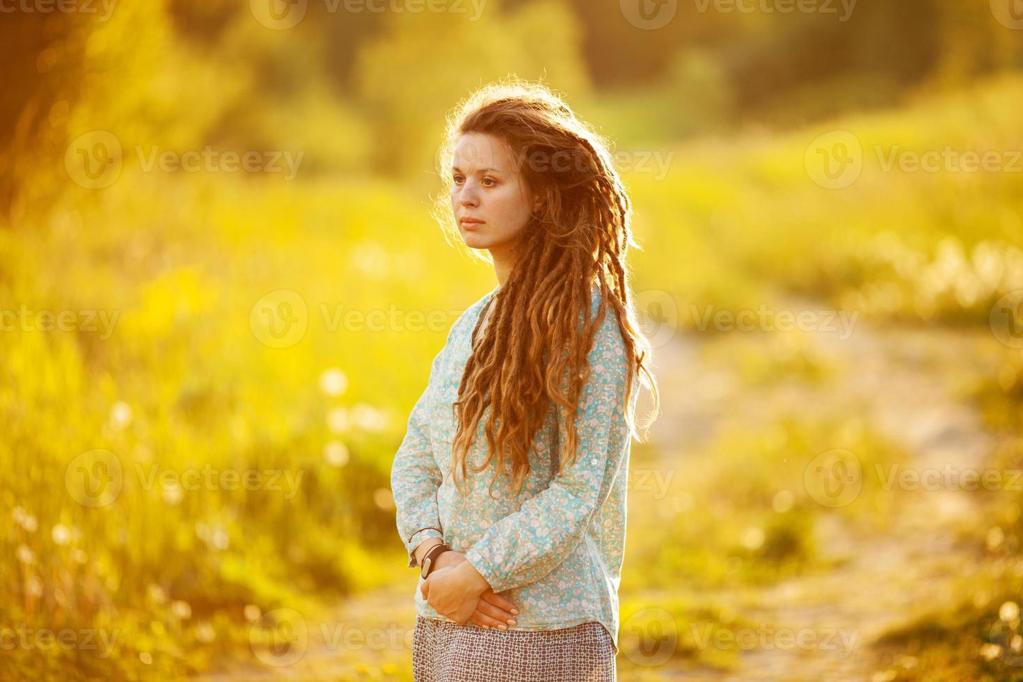 ung kvinna med dreadlocks foto