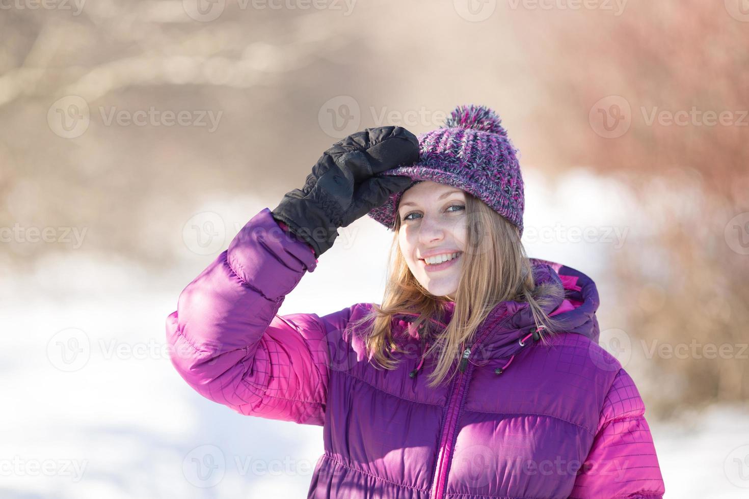 glad söt tjej i en stickad hatt foto