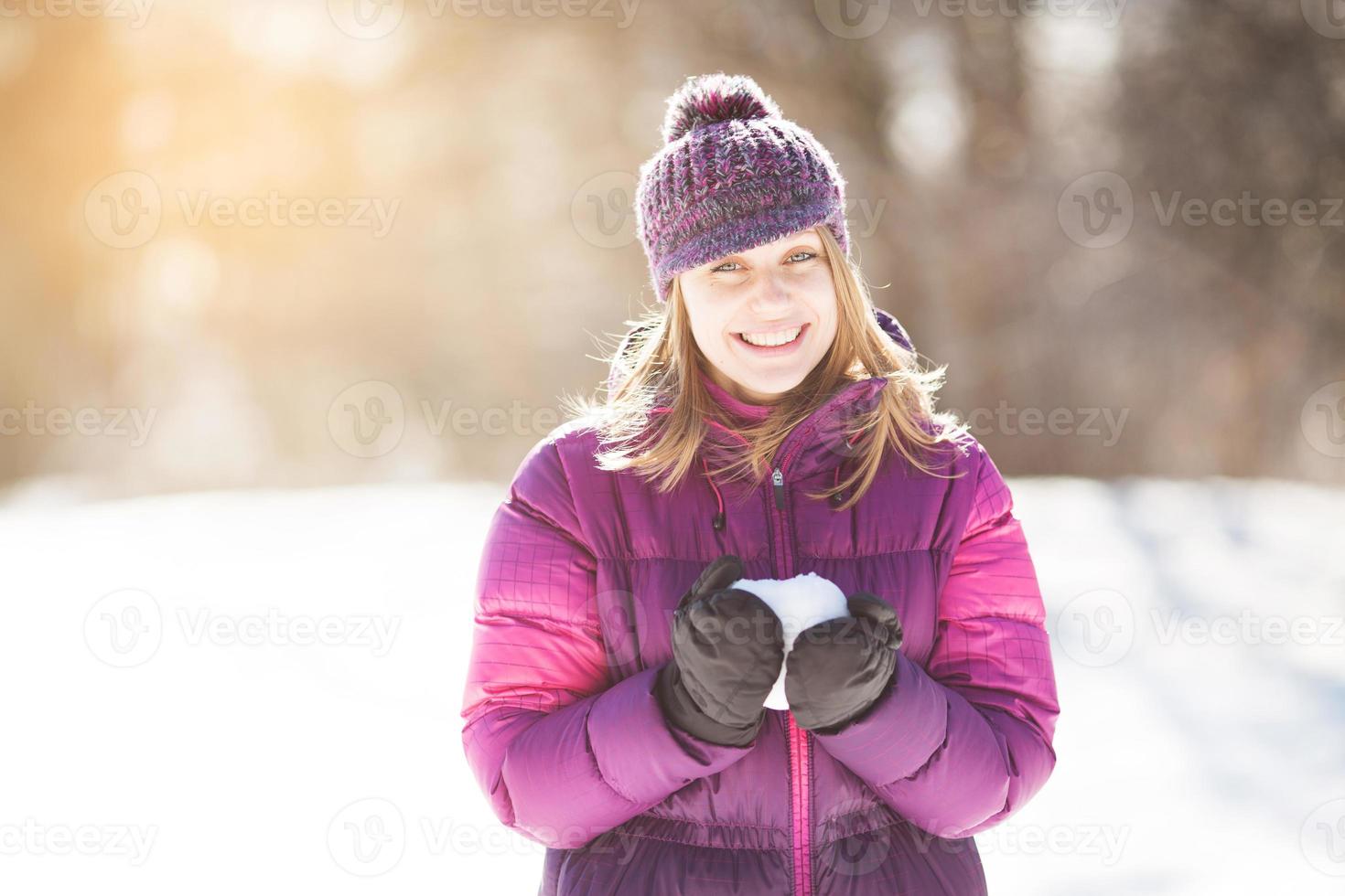 glad ung kvinna med snö foto