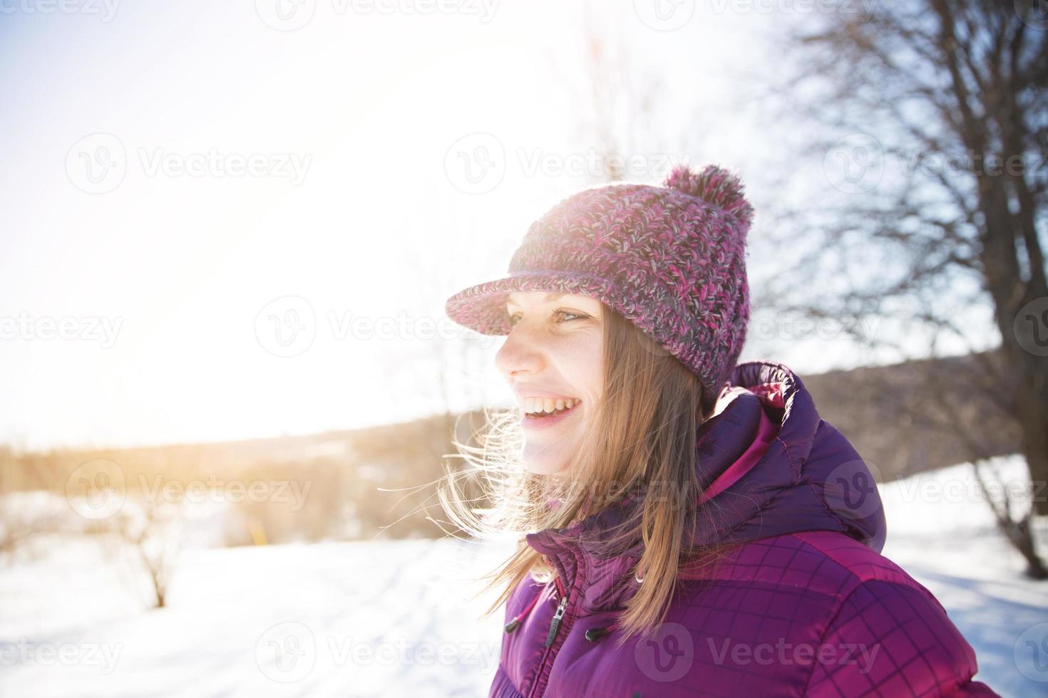 glad leende tjej i stickad hatt foto