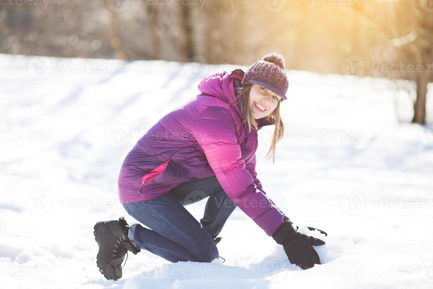 söt glad tjej som gör snöboll foto