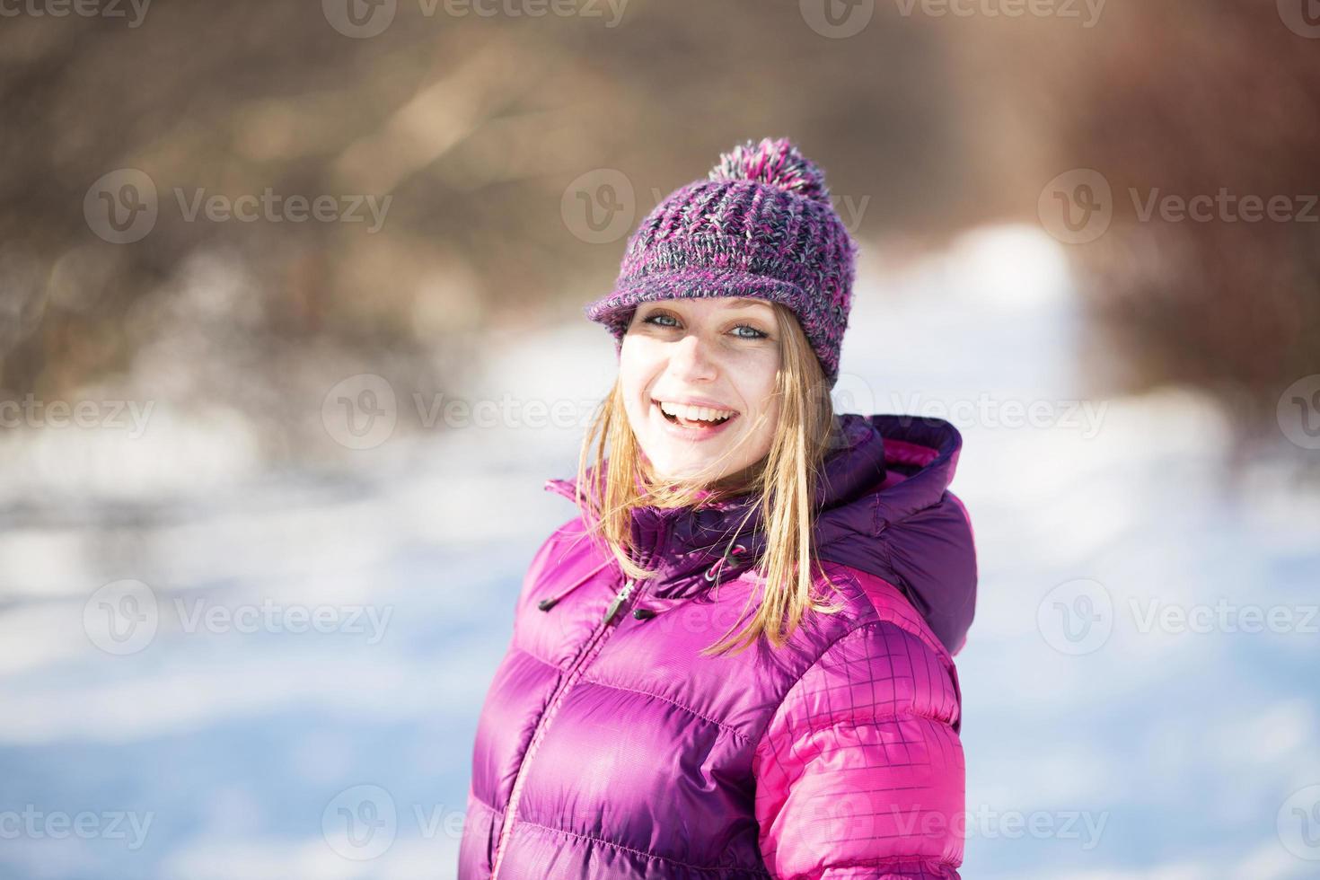glad ung kvinna i stickad hatt foto