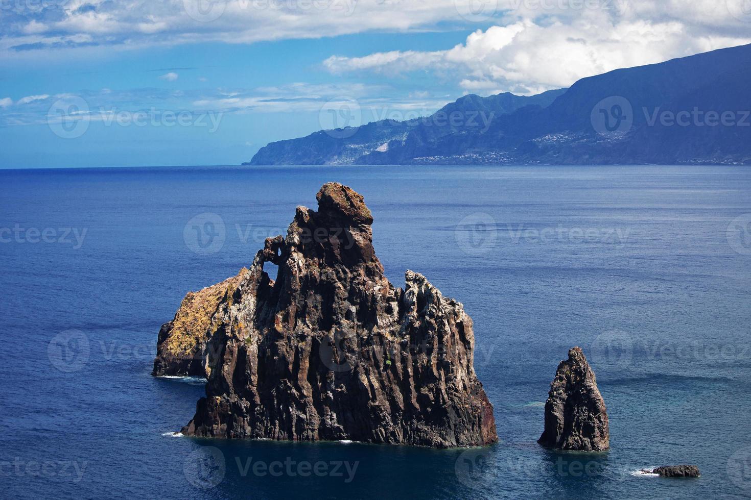 landskap med klippa av Atlanten foto