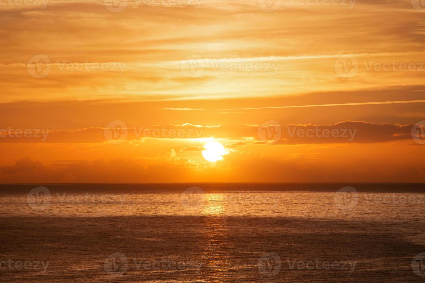 landskap med soluppgång över havet foto