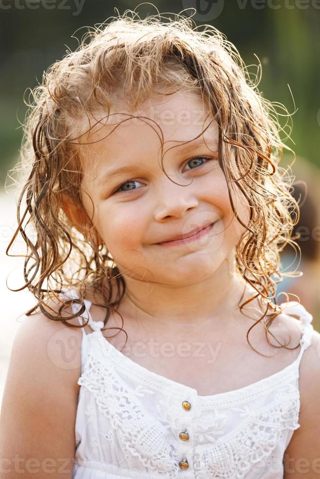 liten glad tjej med blött hår foto
