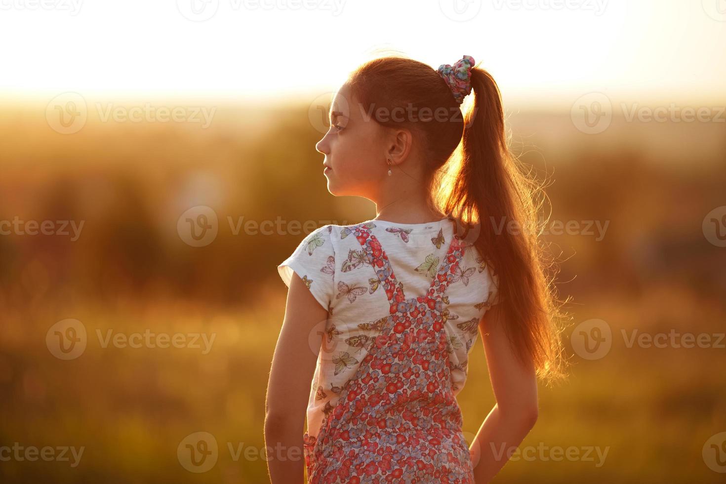 liten flicka tittar in i fjärran foto