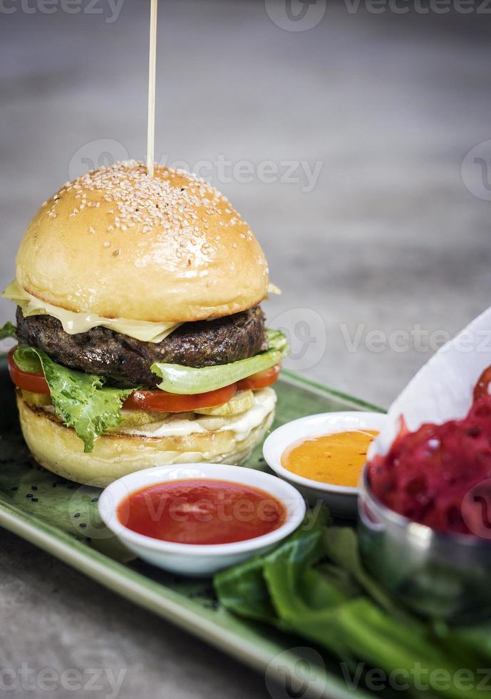 modern fusionbiffburgeruppsättning med lotuschips ketchup och kryddiga chilisåsar foto