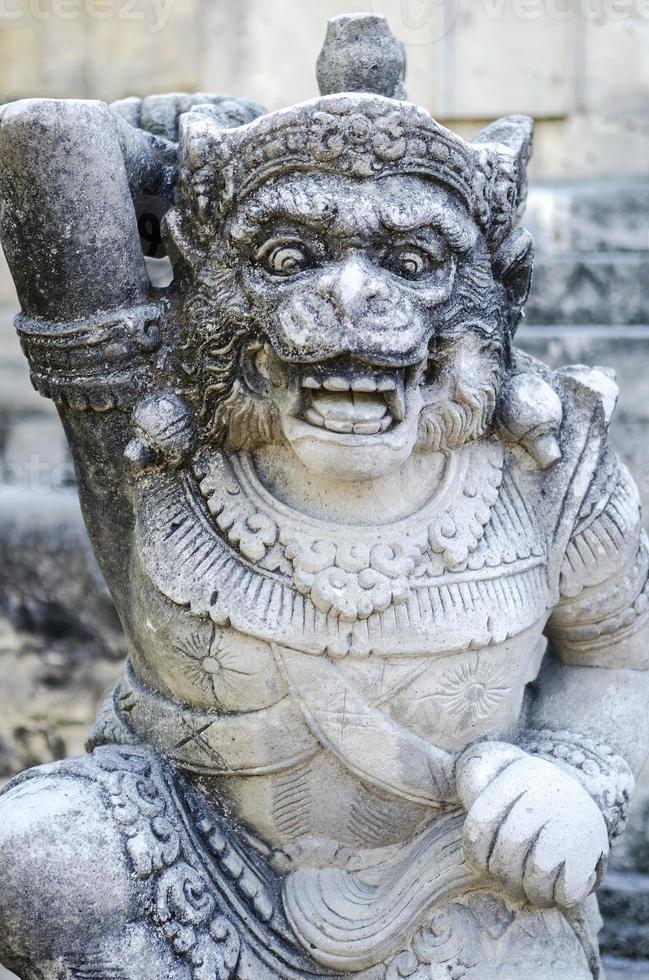 traditionella gamla balinesiska hindustatyer i Bali -templet, Indonesien foto