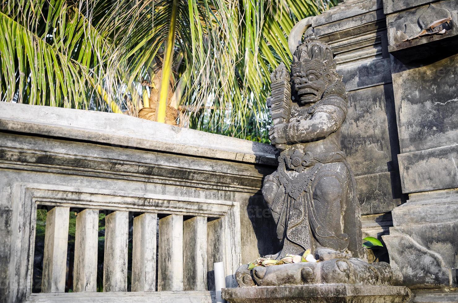 traditionella gamla balinesiska hindustatyer i Bali -templet, Indonesien foto