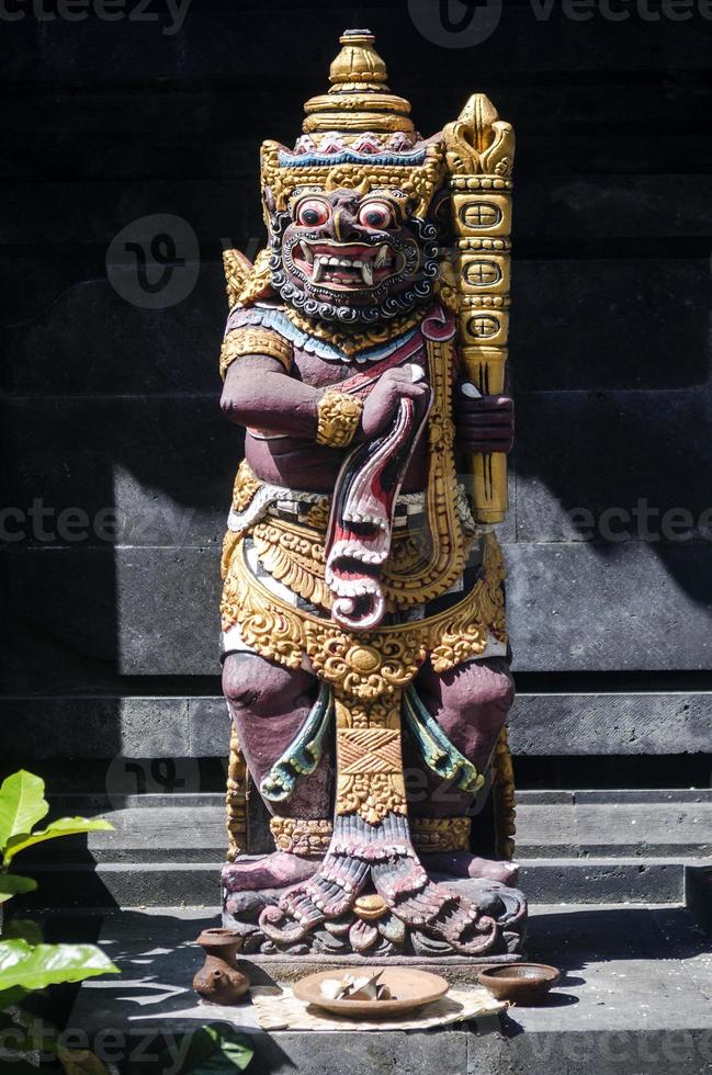 traditionella gamla balinesiska hindustatyer i Bali -templet, Indonesien foto