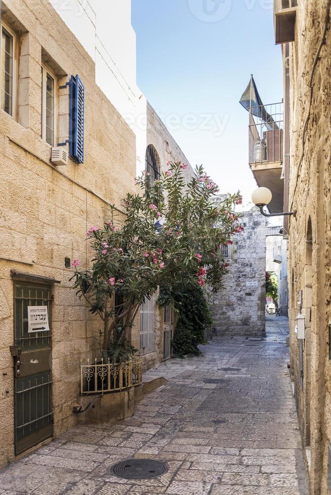 gamla stens kullerstensgata i gamla Jerusalem, Israel foto