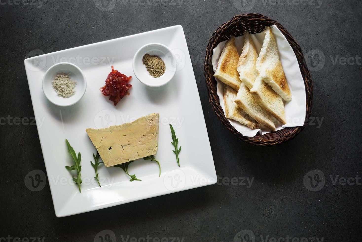 traditionell fransk foie gras anka pate och toast förrätt mellanmål tallrik foto