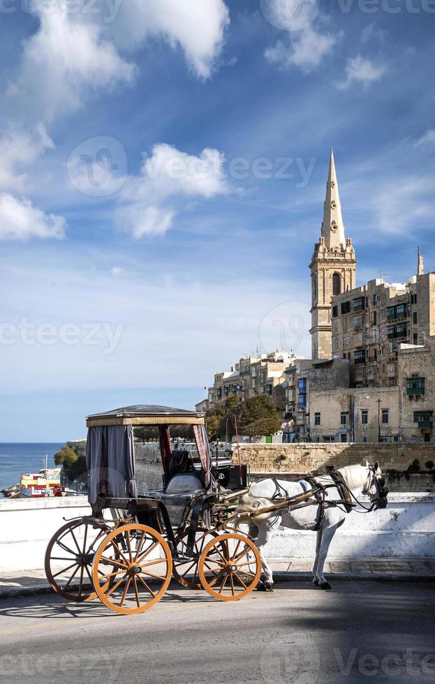 turist häst och vagn på gamla stadsgatan i la Valletta Malta foto