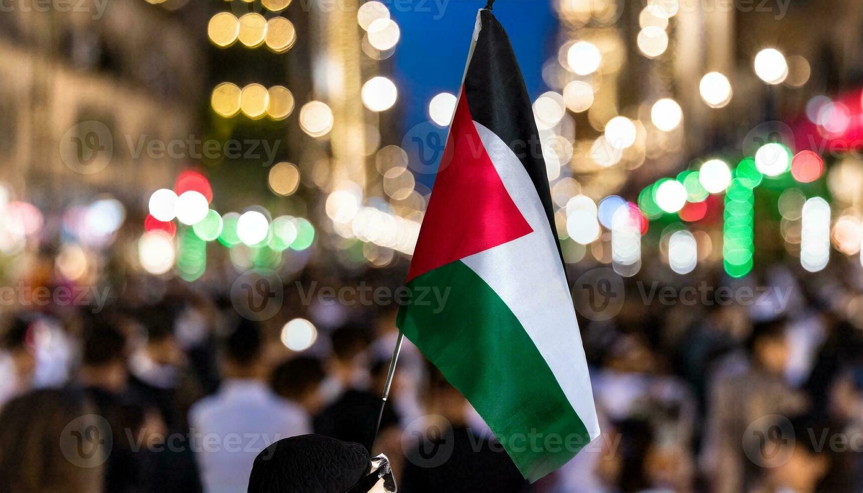 en prote innehav en palestinsk flagga i en fullt med folk stad ai genererad bild foto