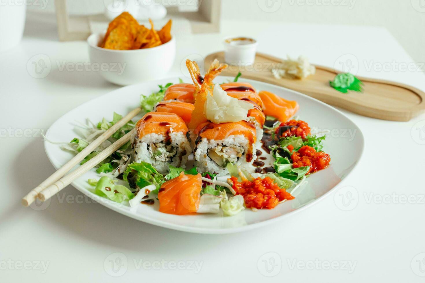 över huvudet japansk sushi mat. maki ands rullar med lax, räka, krabba och avokado. topp se av blandad sushi, Allt du kan äta meny. regnbåge sushi rulla, uramaki, Hosomaki och nigiri. foto