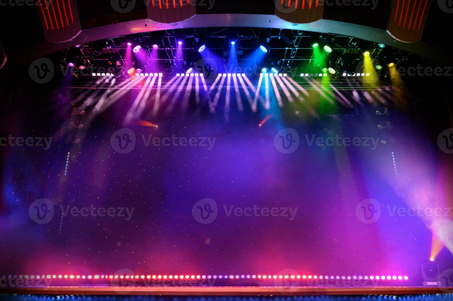 elegant teater skede med färgad lampor och rök foto