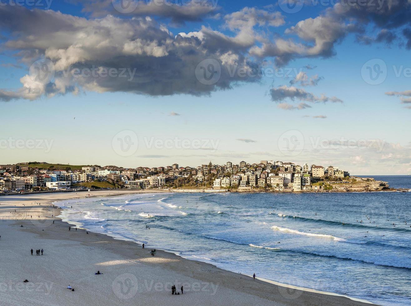 berömd bondi strandvy vid solnedgången skymning nära sydney australien foto