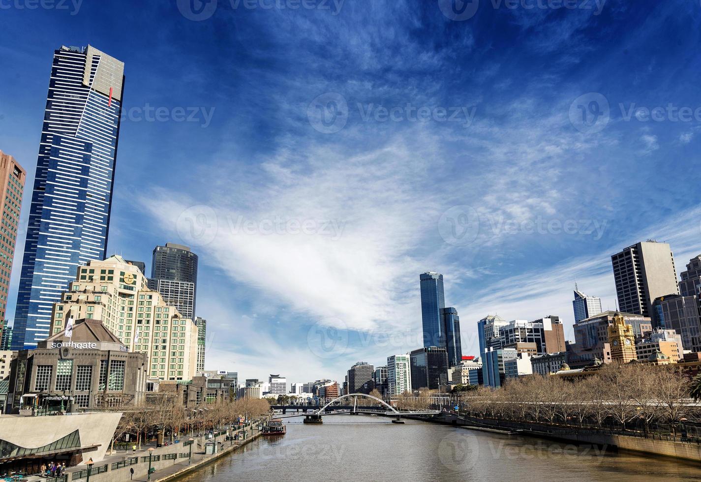 centrala Melbourne stads flodstrand moderna skyline i Australien foto